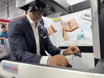 La principal diferencia frente a la laparoscopía es que el robot posee brazos articulados y ofrece una visión tridimensional inmersiva
