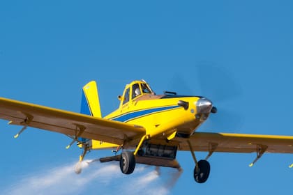 La principal ventaja que tiene el avión agrícola para implantar son los tiempos operativos para hacer superficies grandes de cultivo