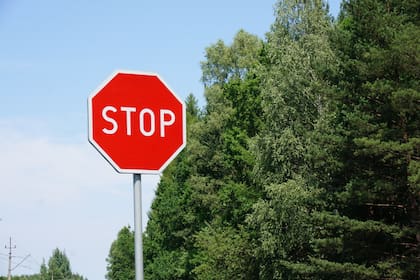 La prioridad ante un cruce con señales de stop se basa en el orden de llegada.