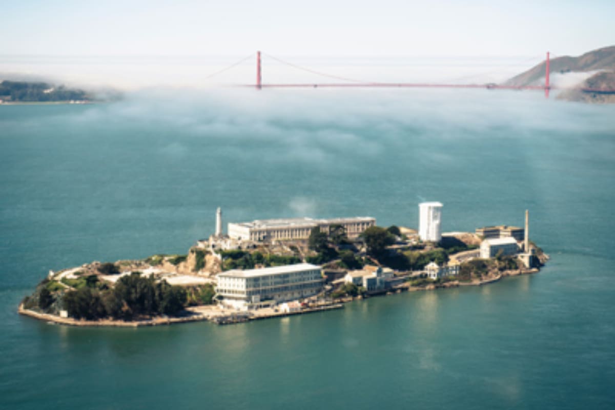 La prisión de Alcatraz estaba en una isla a 2,4 kilómetros de la costa de San Francisco