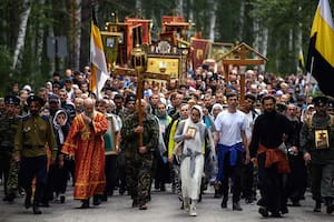 Crece el público que asiste a la vigilia en honor a los Romanov