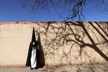 La procesión de la hermandad de "San Gonzalo" tiene lugar durante la Semana Santa en Sevilla