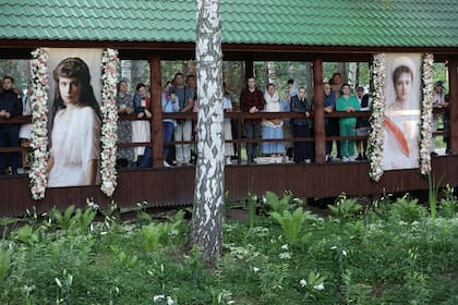 La procesión llega al amanecer al monasterio de los Santos Mártires Reales, en Ganina Yama, donde una galería de madera rodea el pozo de la Mina Nº 7, el sitio en el que fueron arrojados los cuerpos de los Romanov después del fusilamiento.