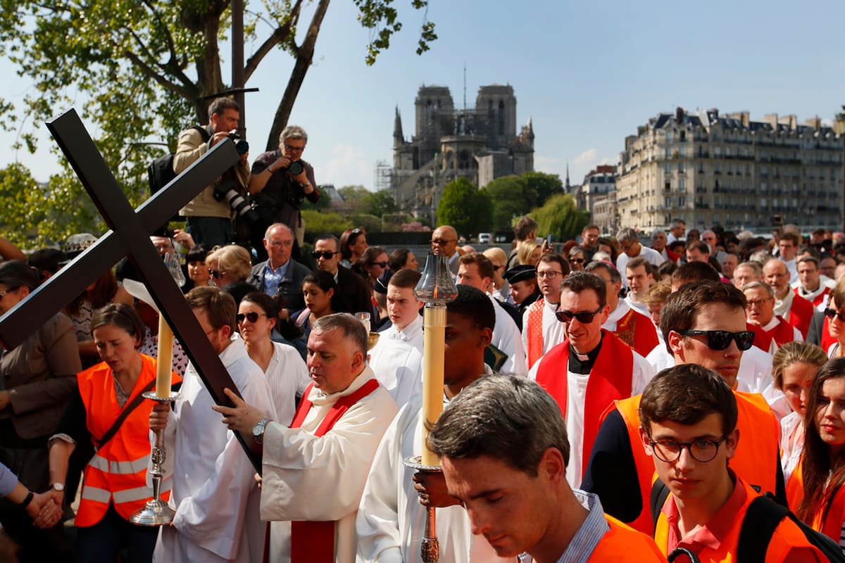 La procesión parisina, ayer, con la catedral de fondo