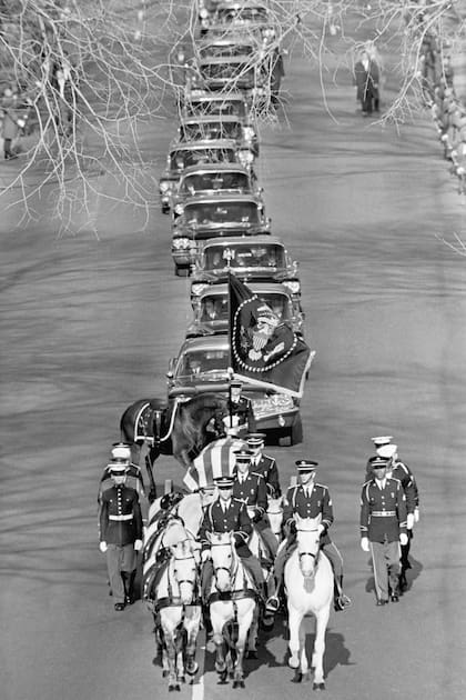 La procesión que acompañó al féretro desde la catedral de San Matthew hasta el cementerio de Arlington.