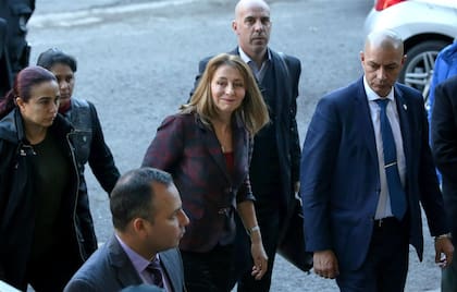 La procuradora al ingresar ayer a la mañana a los tribunales para declarar