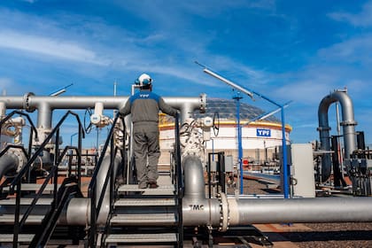 La producción de petróleo alcanzó en julio un récord de 916.200 barriles diarios y el sector cerraría el año con un superávit comercial de US$8000 millones