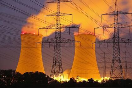 La producción de un reactor nuclear alimenta ciudades enteras.