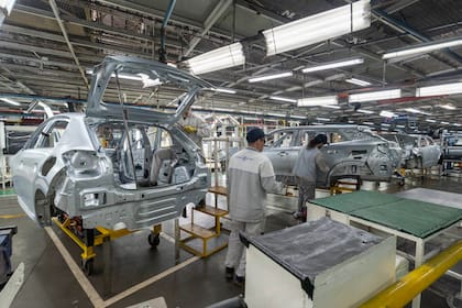 La producción de vehículos cayó un 18,3% interanual