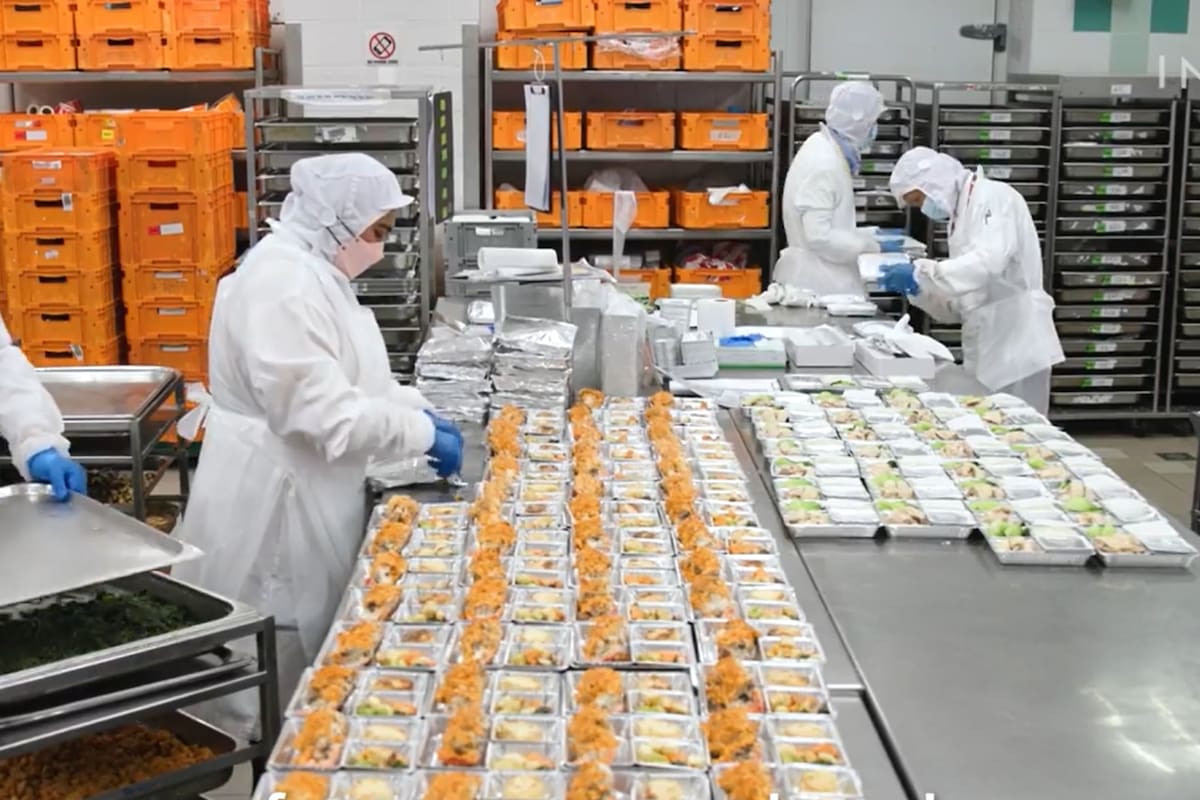 La producción en cadena es clave para la elaboración de las 50 mil viandas diarias