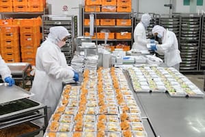 La producción en cadena es clave para la elaboración de las 50 mil viandas diarias