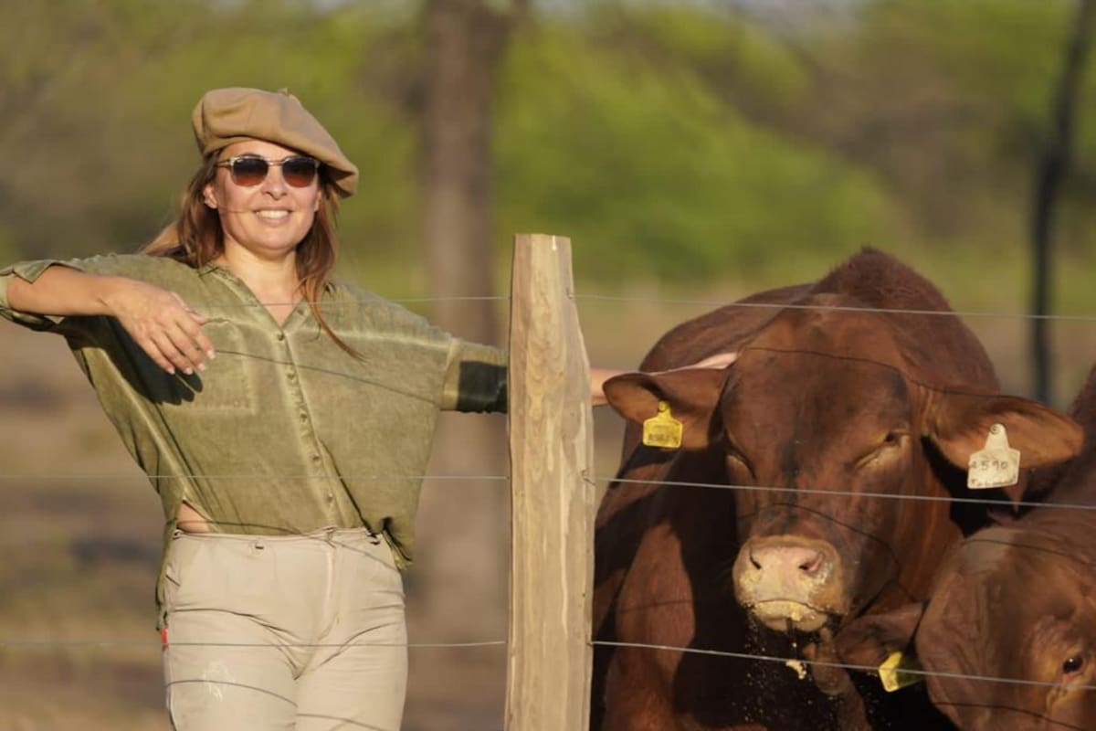 La productora Agustina Pizzi, junto a un lote de toros Brangus colorados, en su campo La Sofía en la provincia de Formosa