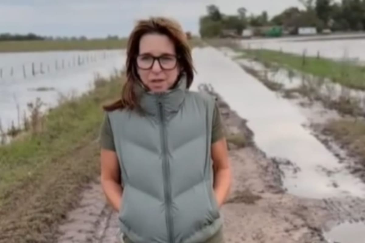 La productora Passerini delante de uno de los caminos rurales, dice que los caminos rurales son verdaderos ríos, los campos están anegados y otros quedaron prácticamente aislados