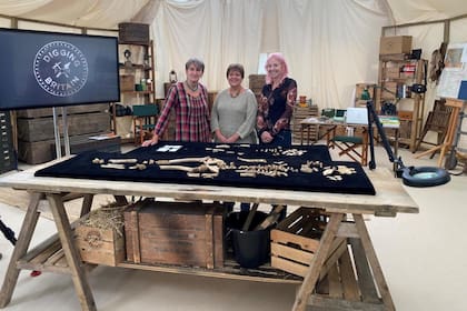 La profesora Alice Roberts con las osteólogas Jacqueline McKinley y Ceri Boston de Wessex Archaeology en la tienda Digging for Britain con dos entierros anglosajones encontrados en las excavaciones de Viking Link