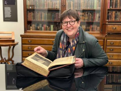 La profesora Emma Smith ha estudiado varios ejemplares del Primer Folio. Aquí está con la copia de la Biblioteca Estatal de Nueva Gales del Sur, Sídney, Australia