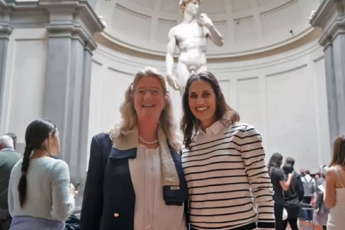 La profesora estadounidense Hope Carrasquilla (derecha) llegó a Florencia, Italia, el viernes y fue directo al museo