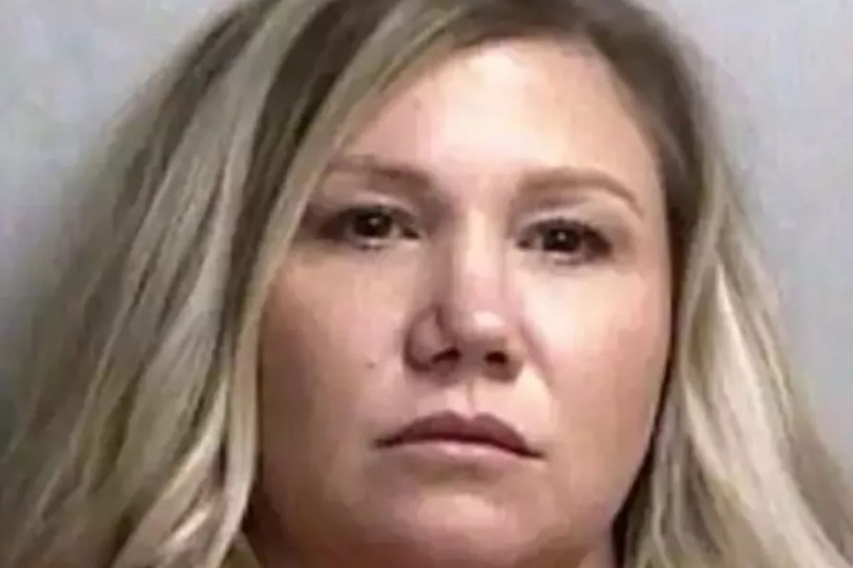 La profesora Julie Hoover ya había sido acusada de intercambiar mensajes inapropiados con un alumno