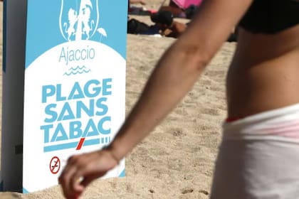 La prohibición de fumar en las playas francesas, así como en los parques y otros lugares donde pueda haber niños, entrará en vigor el 1° de julio