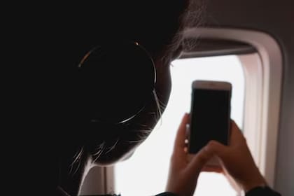 La prohibición del uso del celular en vuelos tiene que ver con la comunicación en tierra, no en el aire