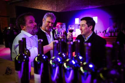 "La promulgación de la Ley Vino Buenos Aires fue una iniciativa del legislador provincial Luis Vivona. En la foto, Leonardo Nardini junto a productores bonaerenses.