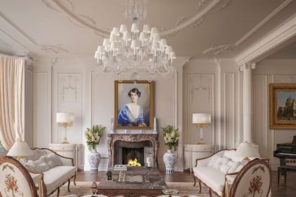 La propiedad cuenta con seis salones de recepción, siete habitaciones y seis baños distribuidos en una superficie de 1255 m2