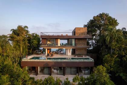 La propiedad cuenta con tres niveles en una superficie total de más de 2.000 m2. La utilización de aberturas a ambos lados de la casa, permite un recorrido fluido donde el interior se funde con el exterior.