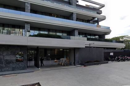 La propiedad cuenta con un balcón terraza, pileta y parrilla