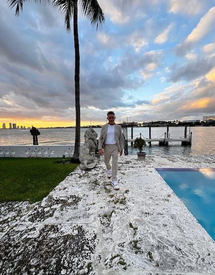 La propiedad cuenta con un embarcadero privado y una infinity pool (Instagram/@alejandrosanz)