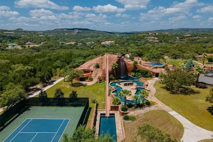 La propiedad cuenta con un parque acuático privado, ocho piscinas y espacios deportivos