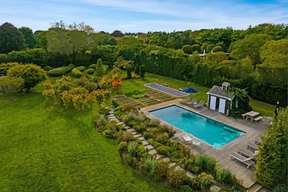 La propiedad de Drew Barrymore se encuentra ubicada en un oasis exuberante de árboles y jardines