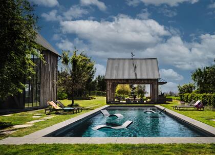 La propiedad de Mila Kunis y Ashton Kutcher tiene una piscina moderna en medio de su grande jardín