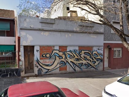 La propiedad, en planta baja y con dos unidades independientes, cuenta con patios, habitaciones, cocina, baño y terraza, aunque requiere refacción total