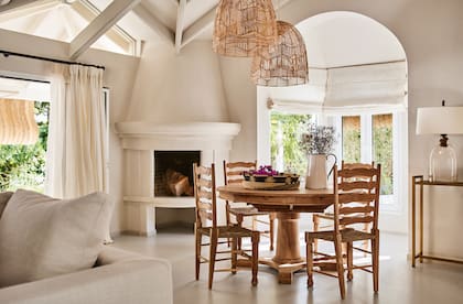 La propiedad en sí cuenta con 550 m² e incluye un amplio salón comedor, adornado con una chimenea de leña que se abre a una terraza.