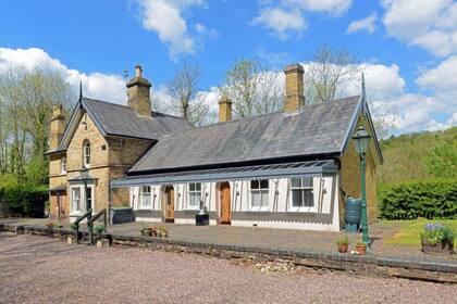 La propiedad en venta incluye la casa principal, dos vagones transformados en cuartos de hotel y una sala de espera