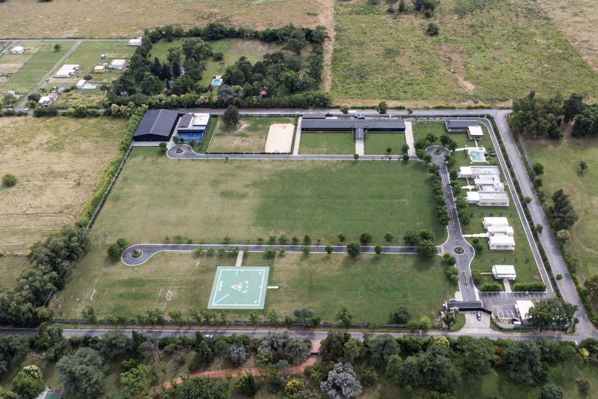 La propiedad en Villa Rosa cuenta con muros blindados y custodia de la Policía Federal tras la denuncia de la Coalición Cívica