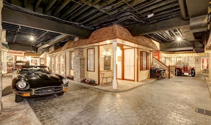 La propiedad esconde una réplica de un pequeño pueblo antiguo en su subsuelo (Washington Fine Properties)