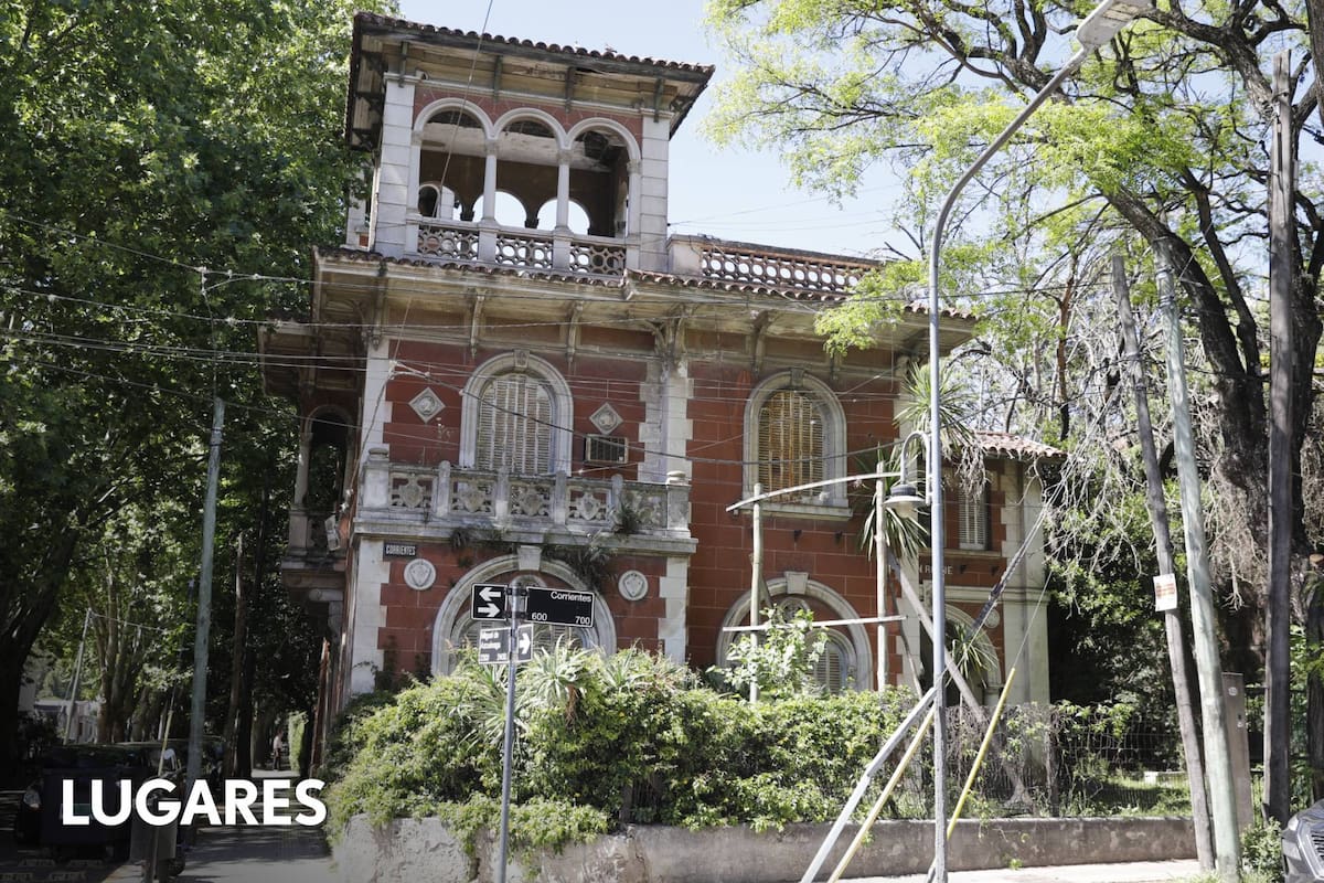 La propiedad está en ruinas desde hace años. Aunque se vendió, continúa abandonada y los vecinos reclaman su puesta en valor.