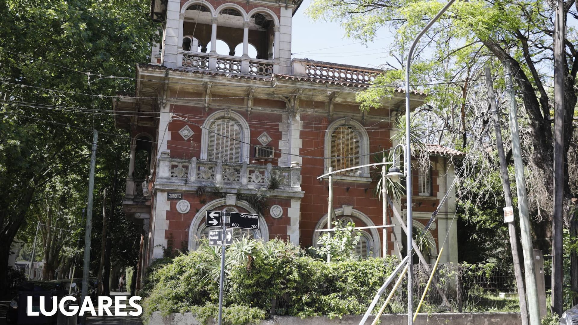 La propiedad está en ruinas desde hace años. Aunque se vendió, continúa abandonada y los vecinos reclaman su puesta en valor.