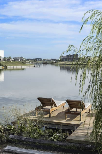 La propiedad está totalmente orientada al norte para capturar la vista al lago y la mayor claridad posible.