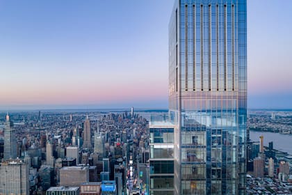 La propiedad que es un penthouse triplex está en el Central Park Tower.