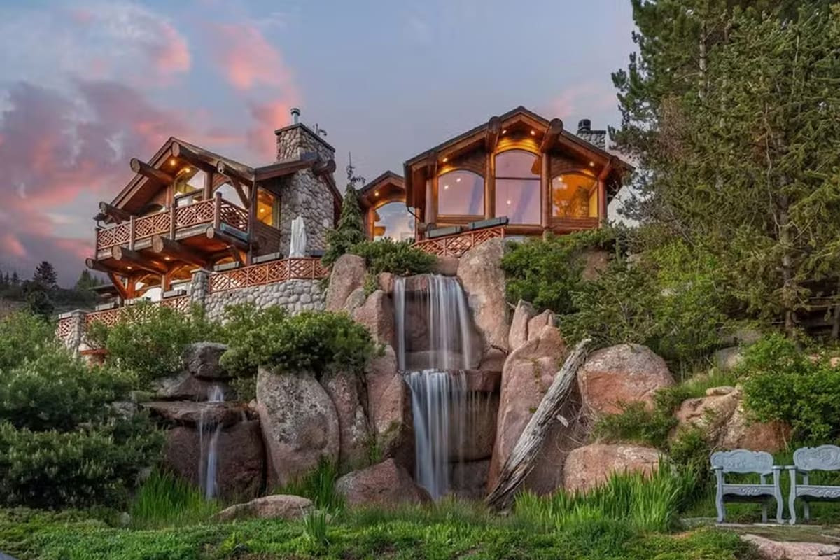 Casa de lujo con cascada subterránea en venta por casi 23 millones de dólares 1 Casa de lujo con cascada subterránea en venta por casi 23 millones de dólares