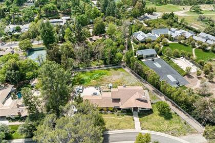 La propiedad se encuentra en el exclusivo complejo de Hidden Hills