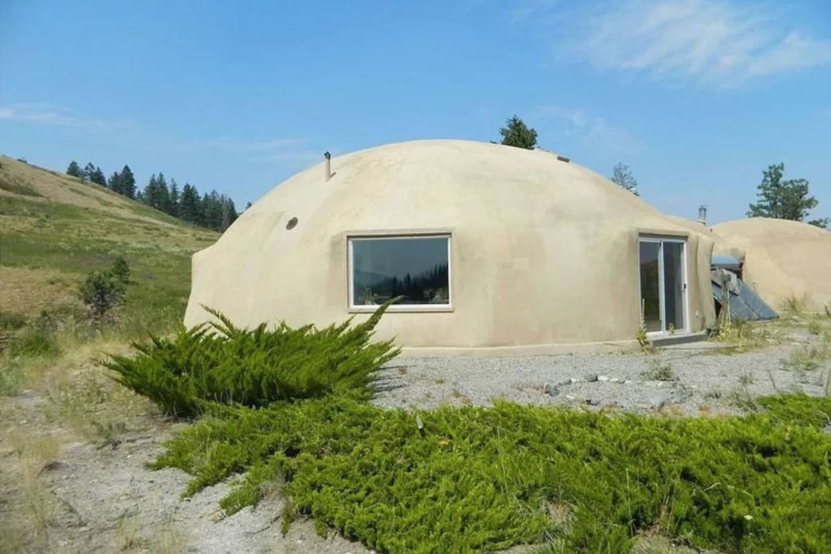 La propiedad se encuentra sobre un terreno de más de quince hectáreas