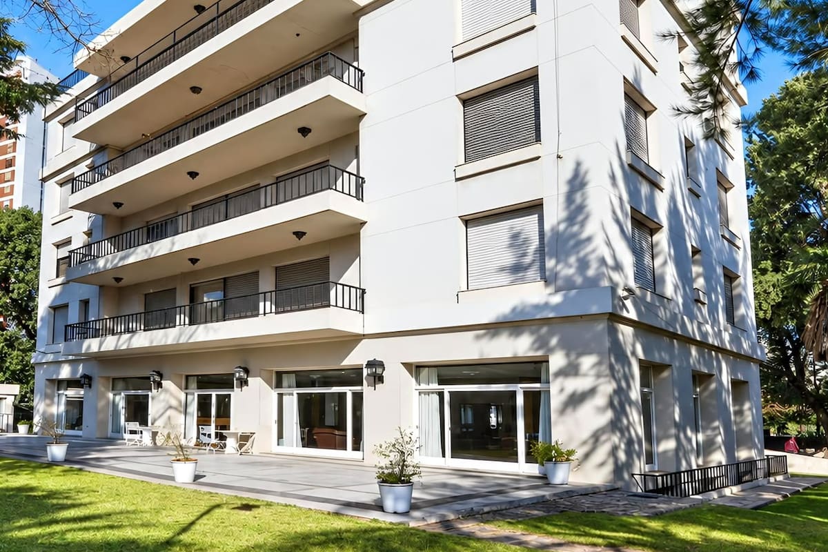 La propiedad tiene cuatro niveles y se encuentra en uno de los barrios residenciales más exclusivos de la ciudad