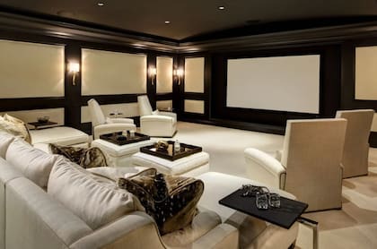La propiedad tiene un cine con capacidad para 10 personas