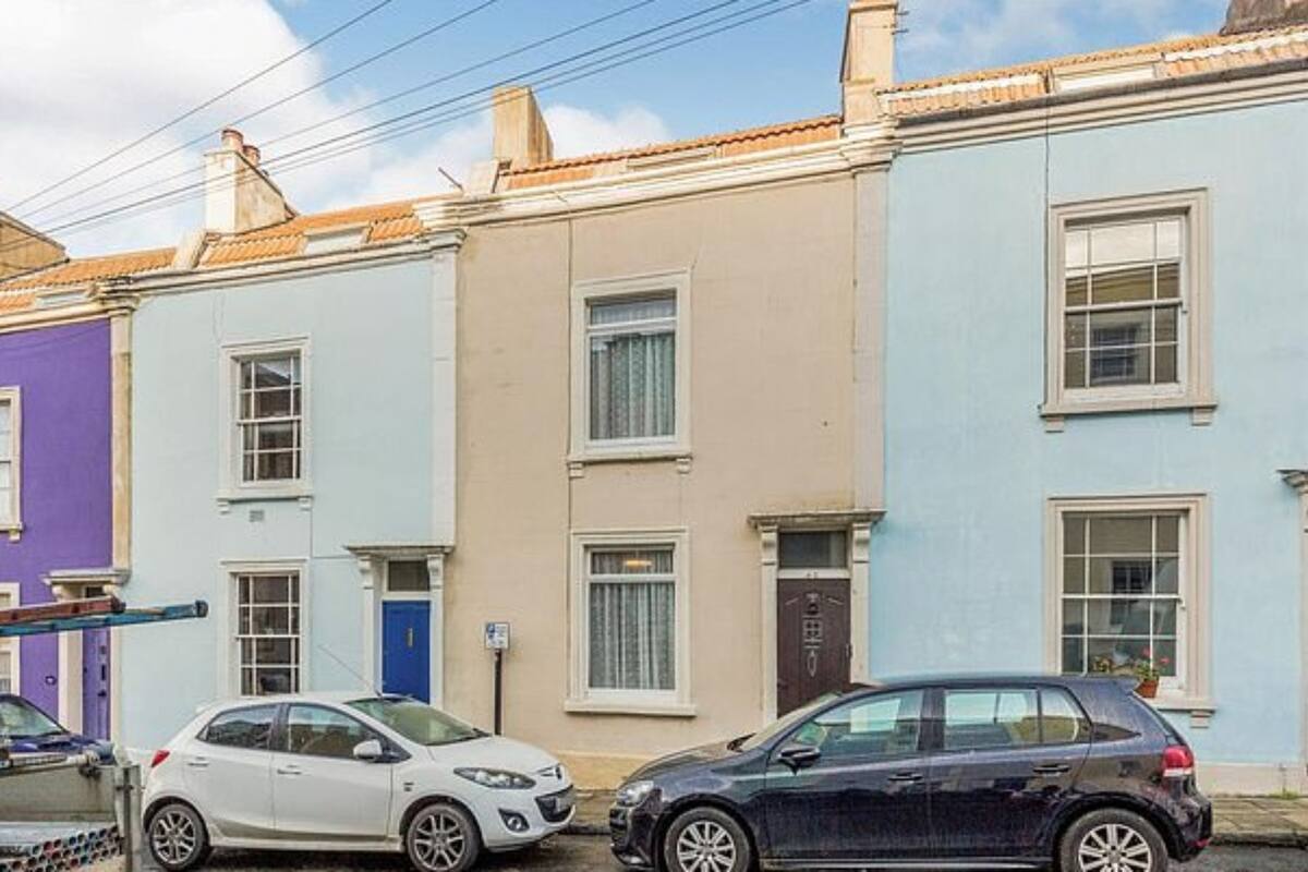 La propiedad, ubicada en Bristol, Inglaterra, pasa desapercibida por fuera, pero en su interior oculta una verdadera joya histórica