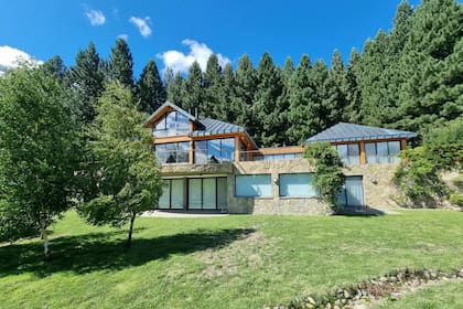 La propiedad, ubicada en el Barrio Chapelco Golf, ofrece vistas a las montañas y a la cancha de golf diseñada por el golfista estadounidense Jack Nicklaus