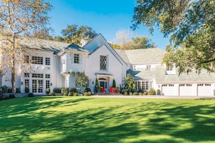 La propiedad, ubicada en el exclusivo barrio Brentwood, California en un terreno de 10 mil metros cuadrados.