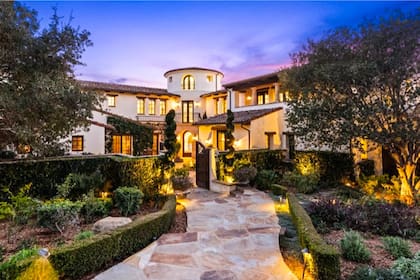La propiedad, ubicada en el vecindario exclusivo de Shady Canyon, es uno de los hogares más lujosos en Irvine