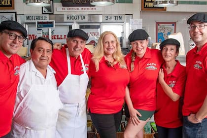 La propietaria de la clásica quesería de Little Italy Alleva Dairy asegura que la historia continuará, aunque en otra ubicación